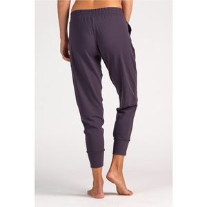 VUORI Medium Mesh Joggers in Egg Plant Purple